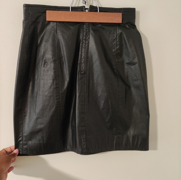 Byrne's & Baker Black Leather Mini Skirt, size 8 - Picture 2 of 5
